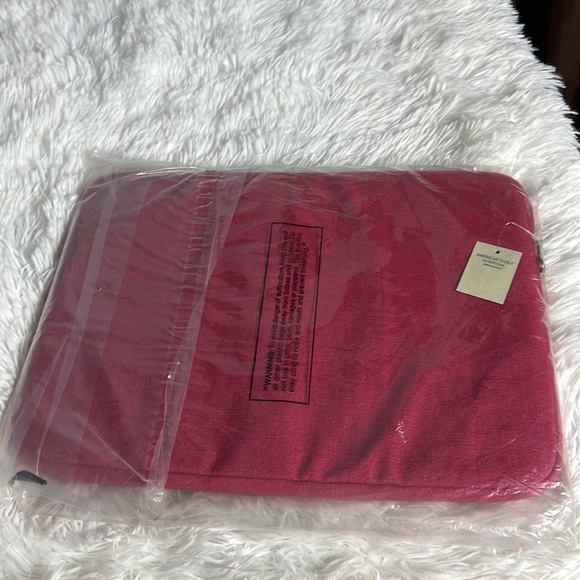 American Eagle AEO New with Tag Fall in Love Red Padded Laptop Computer Case - Picture 4 of 5